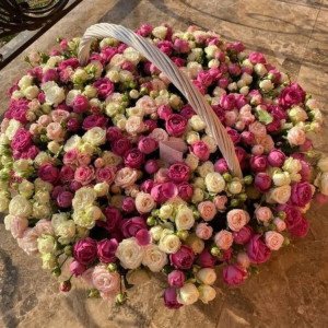 101 пионовидная роза микс в корзине